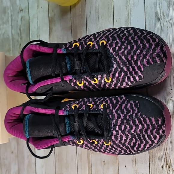 Athletic_Shoes